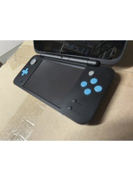 Konsola New Nintendo 2ds XL czarno-niebieska.