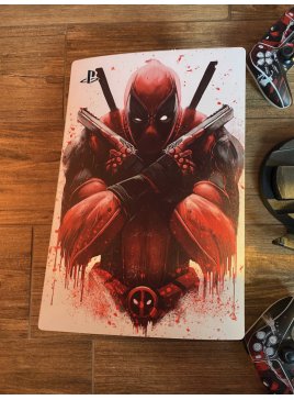Konsola playstation 5 w motywie deadpool